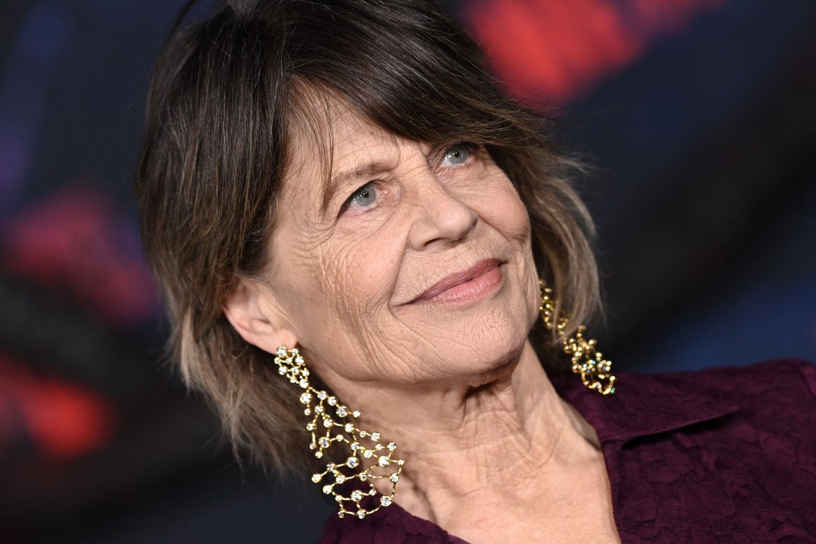 ​El renacer de Linda Hamilton, el nuevo fichaje de Stranger Things: 20 años de celibato y feliz abuela tras perder a su hermana gemela por el Covid 