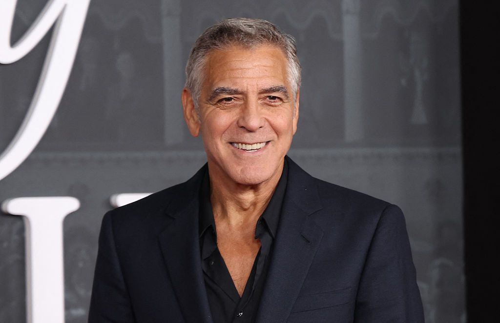 ​George Clooney, sobre su vida como padre: «Mis hijos no son conscientes de mi celebridad. Para ellos soy el que hace tortitas, a menudo desastrosamente». 