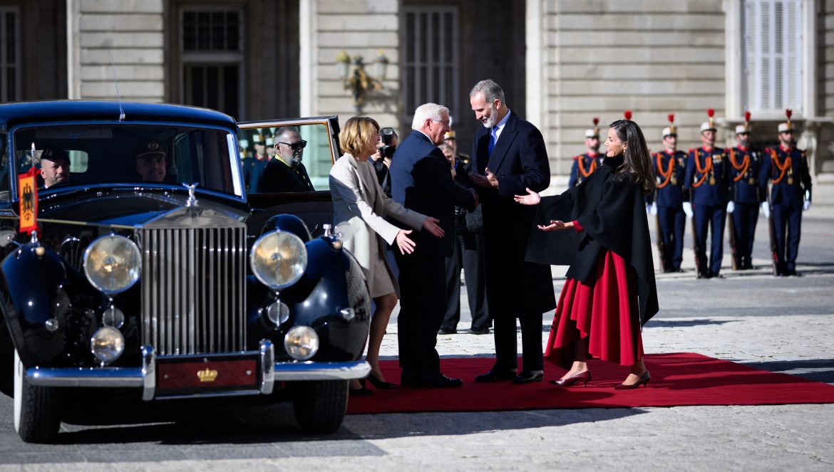 ​Los reyes reciben con honores al presidente de Alemania y a su esposa en el Palacio Real 