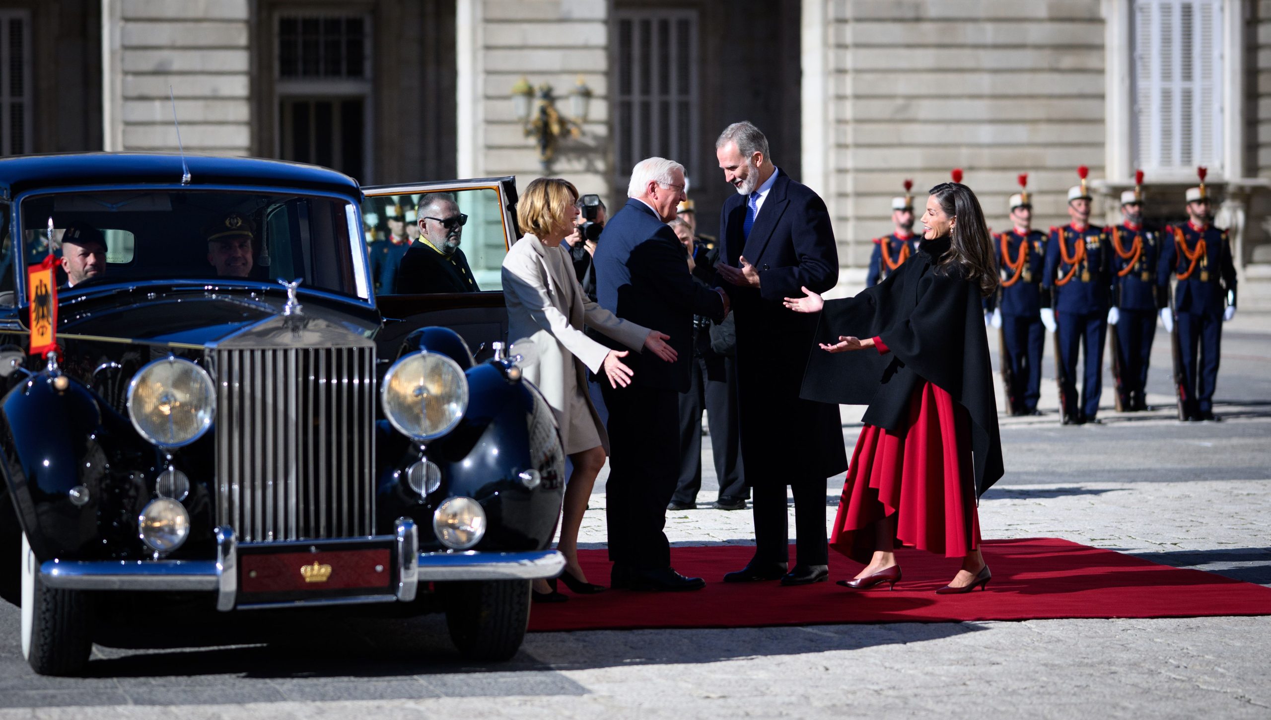 Los reyes reciben con honores al presidente de Alemania y a su esposa en el Palacio Real