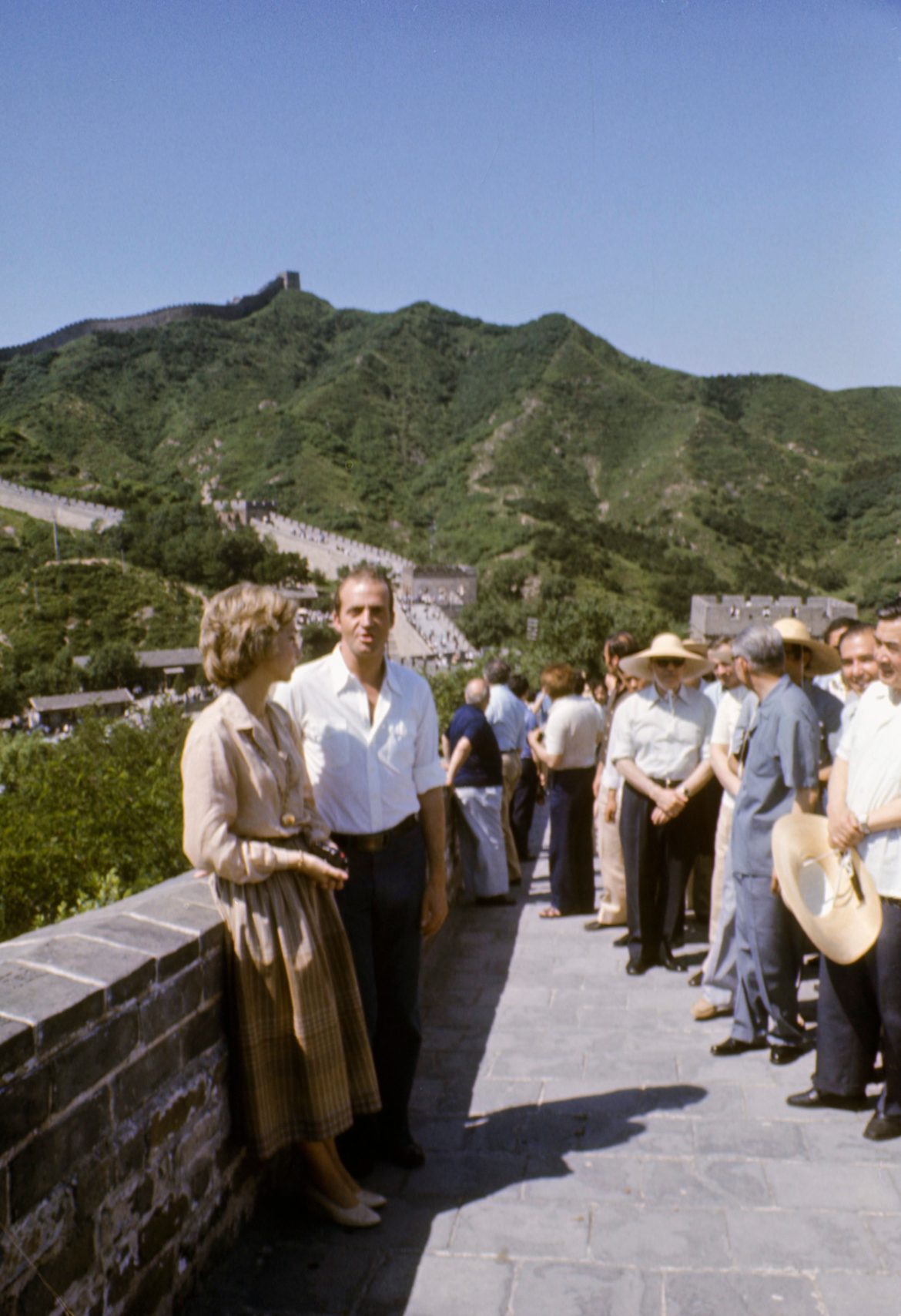 ​Cuando Juan Carlos y Sofía fueron los primeros reyes en visitar China: la Gran Muralla, chupitos de maotai… y los padres del oso panda Chu Lin 