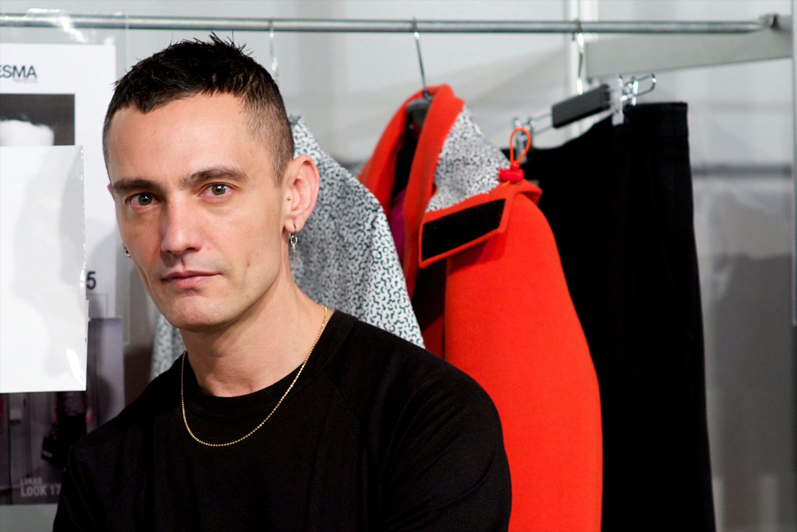 ​“Me ha costado entender que mucha gente joven ya no sepa quién era David Delfín”: el mundo del diseñador resurge con el primer documental sobre su vida y una exposición 