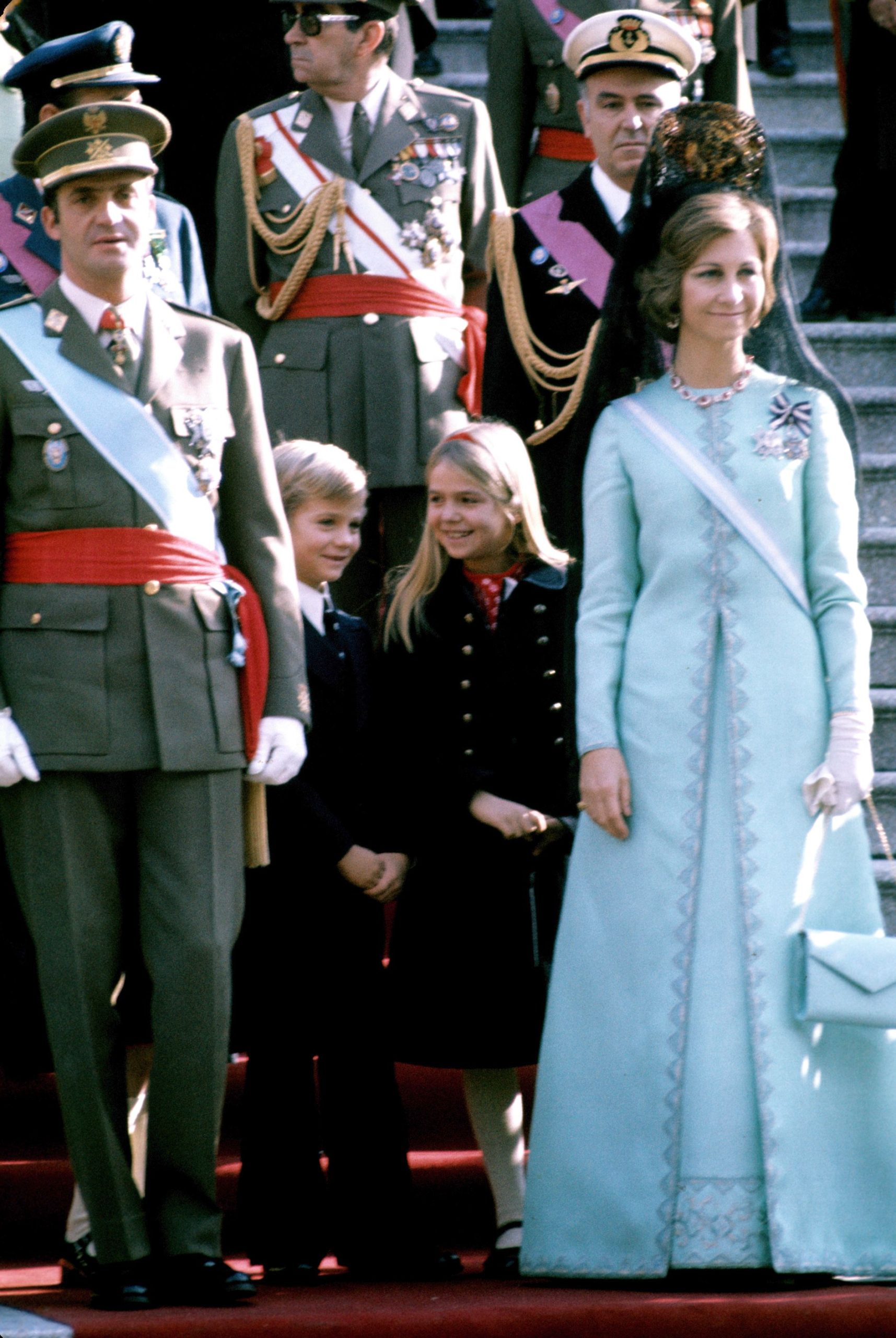 ​El modelo de la reina Sofía en la misa por la proclamación de Juan Carlos I (y que Famosa convirtió en atuendo de la muñeca Nancy) 