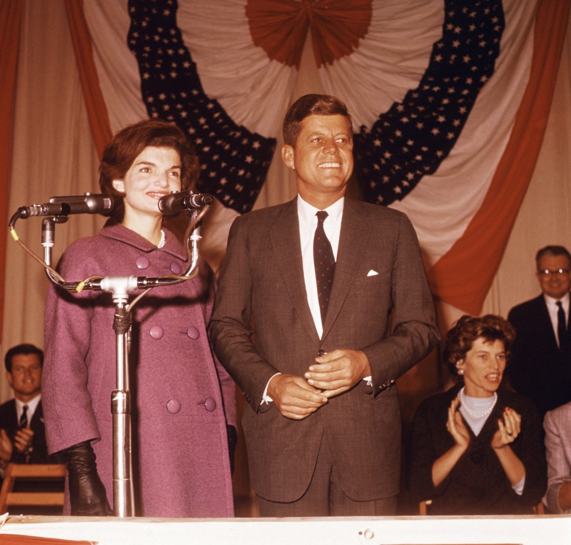 ​El emblemático abrigo morado que lució Jackie Kennedy en el día de la victoria de JFK sale a subasta 