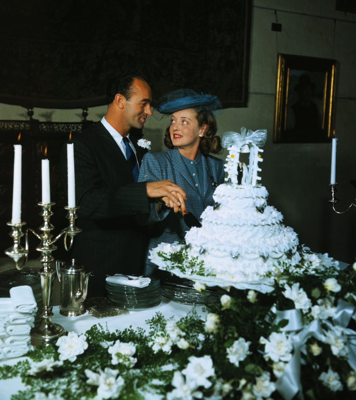 ​La boda de Bette Davis y William Grant: cuando la actriz dio el ‘sí, quiero’ a su tercer marido, padre de su primera y polémica hija, vestida de azul 
