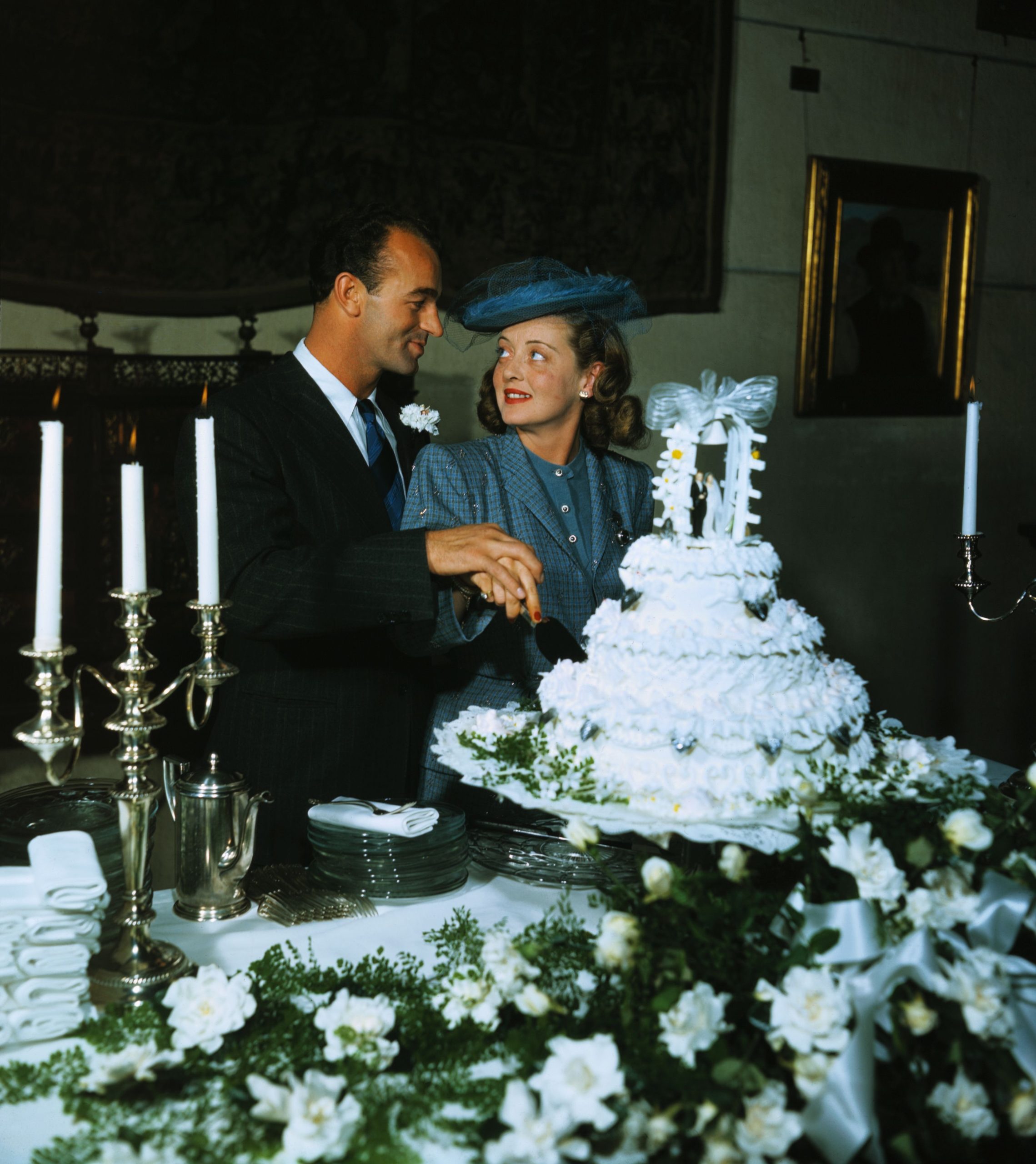 ​La boda de Bette Davis y William Grant: cuando la actriz dio el ‘sí, quiero’ a su tercer marido, padre de su primera y polémica hija, vestida de azul 