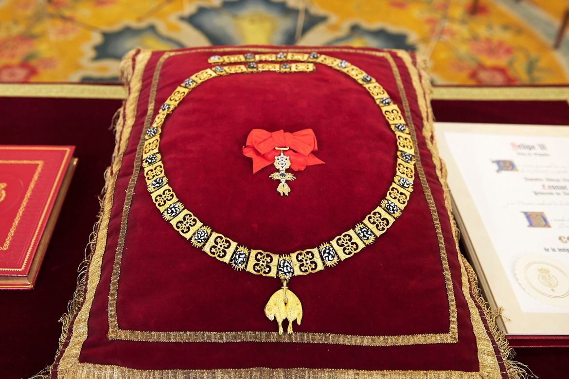 ​La historia del Toisón de Oro, el reconocimiento que está a punto de lucir la reina Sofía: de su nacimiento para celebrar una boda al que extravió Akihito de Japón en un vuelo de Iberia (y la polémica concesión Juan Carlos I al rey de Arabia Saudí) 