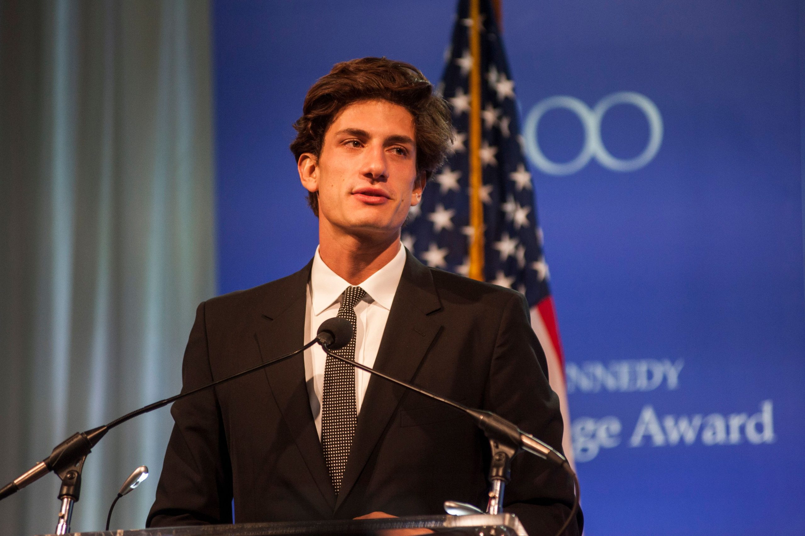 ​Escritor, TikToker y “ganso” confeso: Jack Schlossberg, el nieto de John F. Kennedy que recita a Keats en monopatín y podría llegar a la Casa Blanca 