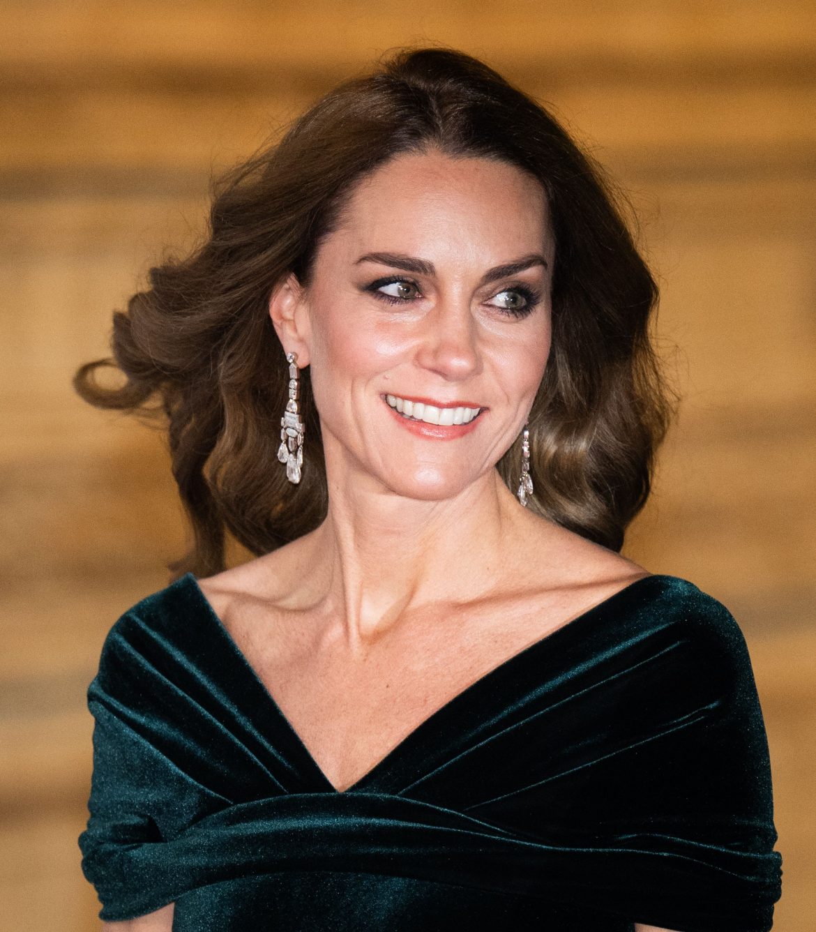​Kate Middleton tiene el atuendo perfecto para las fiestas: terciopelo y diamantes (de Isabel II) 
