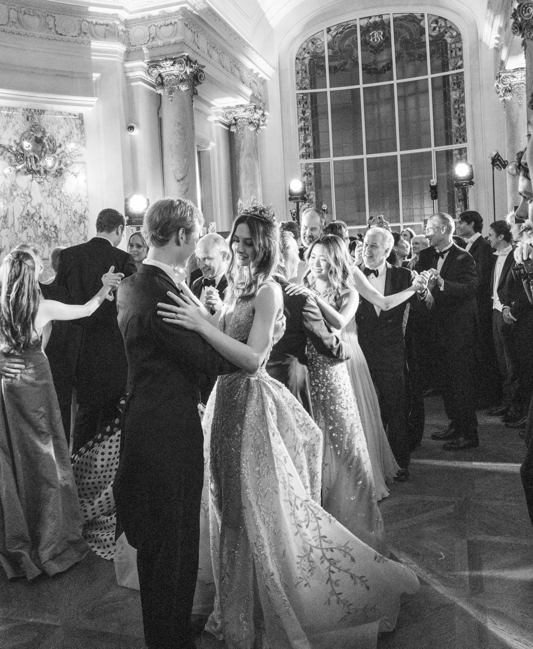 ​Le Bal en imágenes: Eulalia de Orleans-Borbón, Carolina Lansing (nieta de Carolina Herrera) o Eliza Lindroth debutan en el baile más elegante con el fotógrafo Jonathan Becker de testigo 