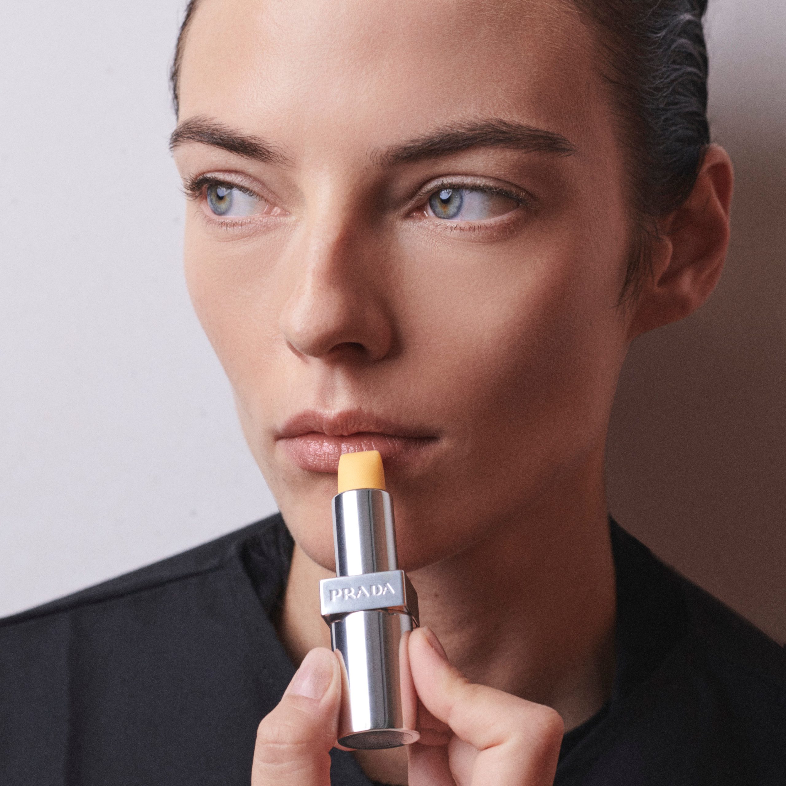 ​El labial amarillo de Prada y otros tonos insólitos de maquillaje que son tendencia 