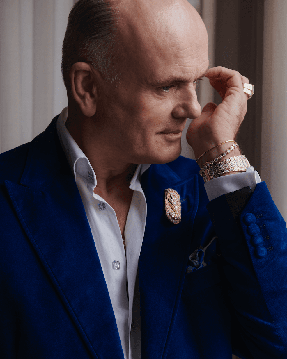 ​“La clavícula es uno de los mejores lugares para poner una fragancia. Al mover la cabeza, se percibe su aroma y ​​quienes te saludan también lo notarán”: Roja Dove, perfumista 