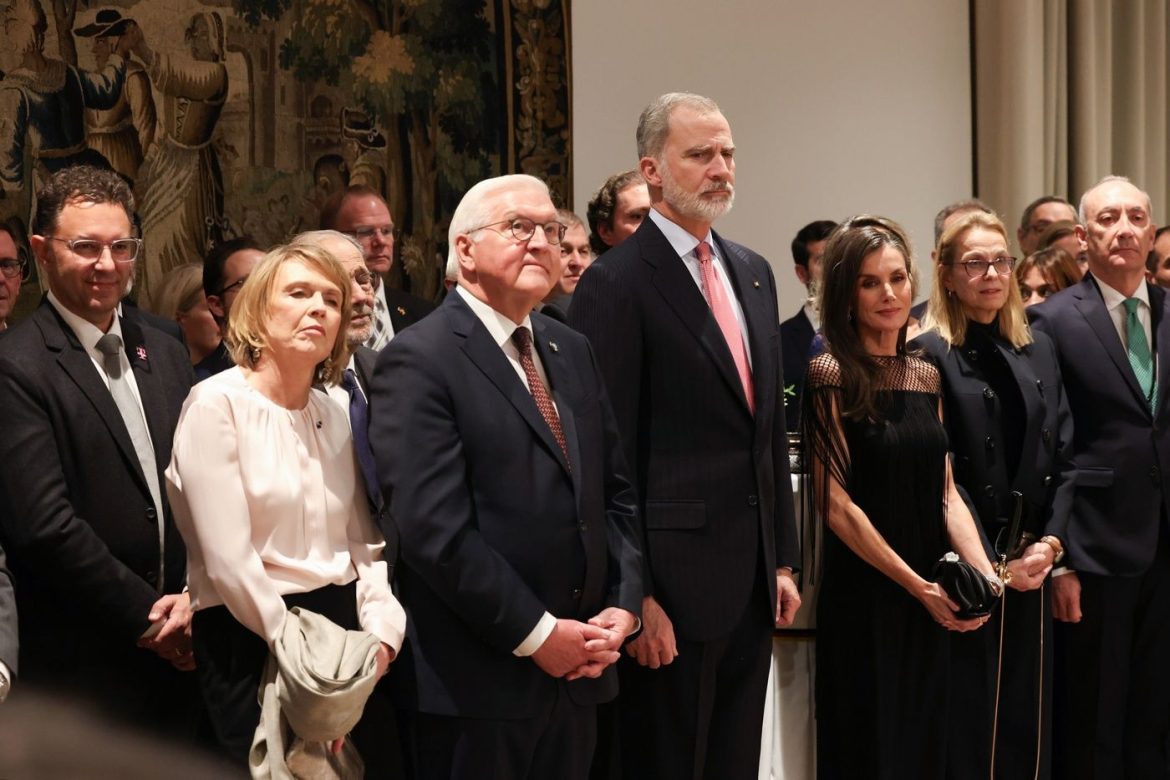 ​Con el vestido de Hugo Boss más original y el brazalete de diamantes de las joyas del pasar: la reina Letizia en la recepción de la embajada alemana 