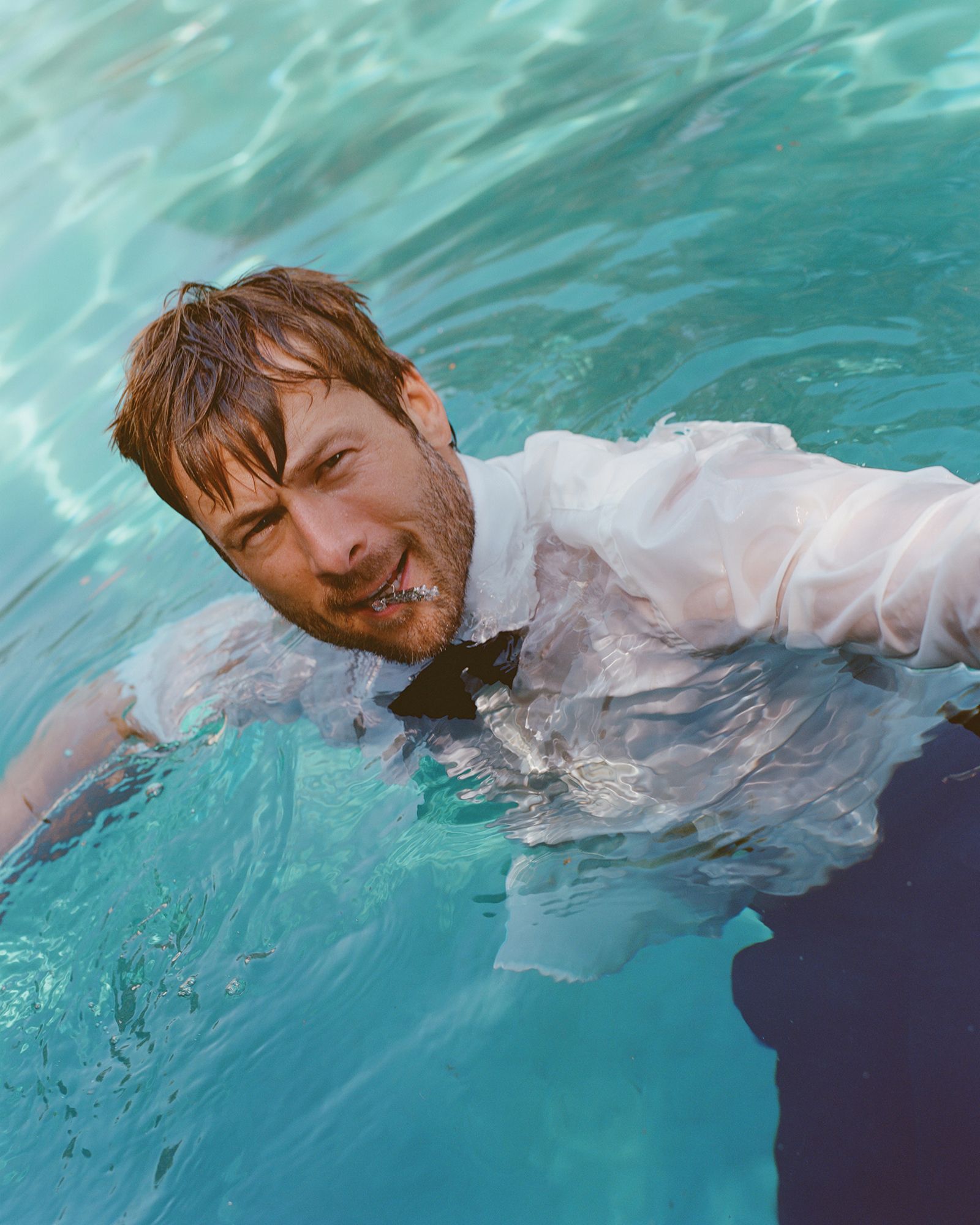 ​Glen Powell: “Jamás me he sentido como alguien que llega y lo clava. Pero sí he sabido que nadie trabajaría más que yo” 