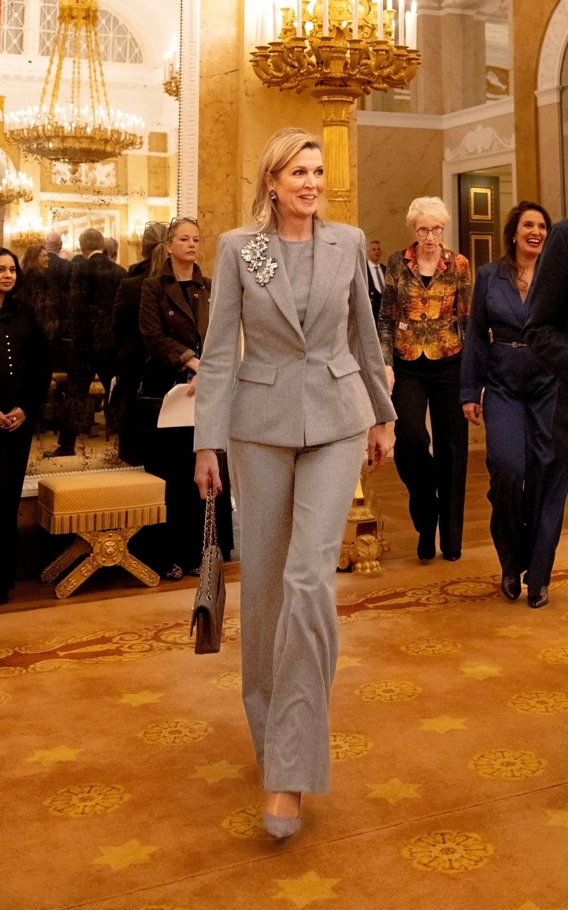 ​Máxima de Holanda (con su maxibolso de Chanel y broche XXL) soluciona cualquier traje de oficina 