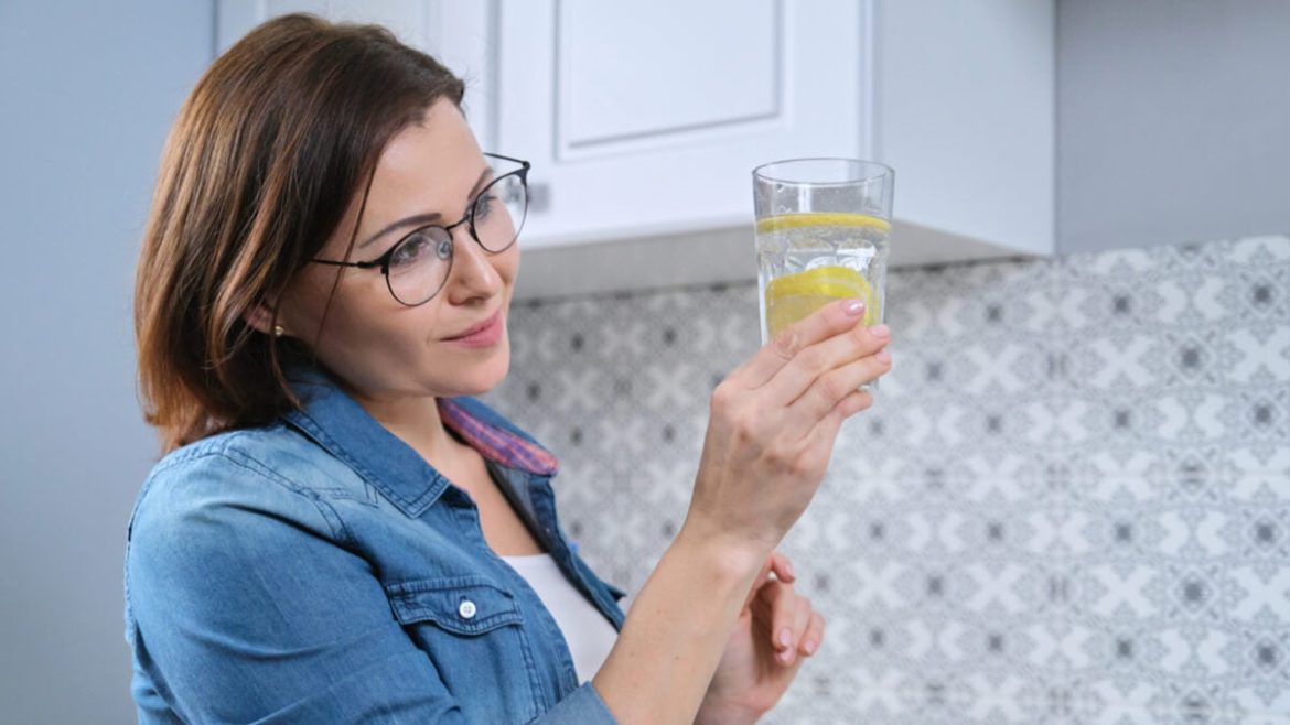 Agua con limón y sal: ¿la mejor bebida para comenzar el día?
