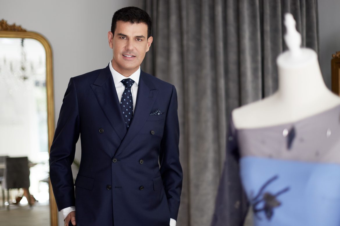 ​“Me obsesiona el patronaje, que una prenda siente como un guante”: Alejandro de Miguel, el artífice de los vestidos de la jet set 