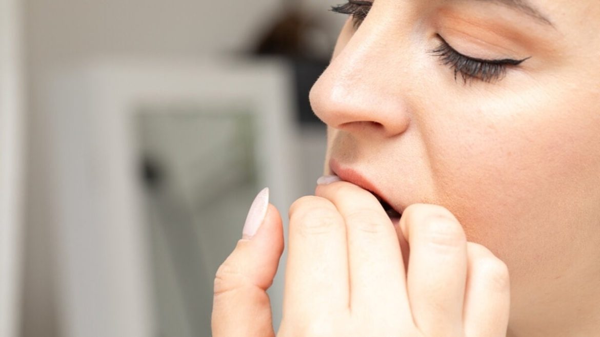 ¿Te muerdes mucho las uñas? Esto es lo que tu cuerpo trata de decirte