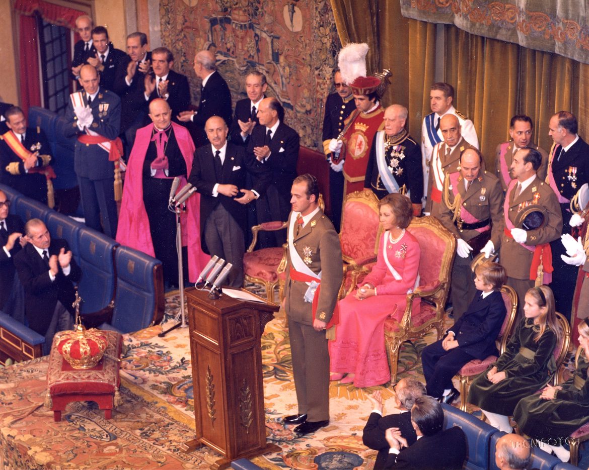 ​»Pensé que los españoles tenían que ver que algo había cambiado. Y decidí que mi traje para la jura fuese rojo”: la elección de la reina Sofía en la proclamación de Juan Carlos I hace 50 años 