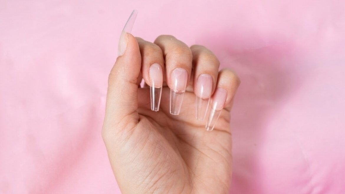 ¿Usas uñas acrílicas? Mira 7 motivos para darte un descanso de ellas (es por tu bien)