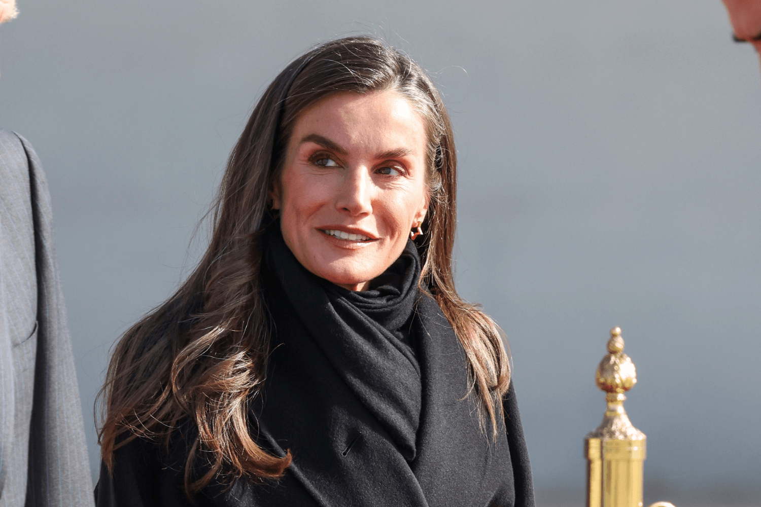 ​Si doña Sofía tiene el ojo turco, doña Letizia tiene los pendientes de estrella: los amuletos contemporáneos del joyero real 