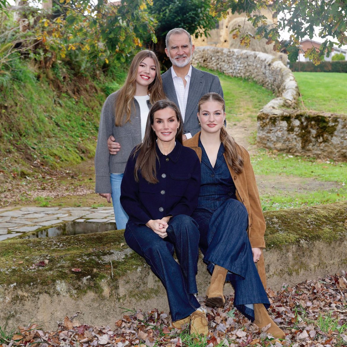 ​La Casa Real publica sus felicitaciones de Navidad: un posado con homenaje de Felipe, Letizia, Leonor y Sofía… y los perros a los que Juan Carlos echa de menos en Abu Dabi 