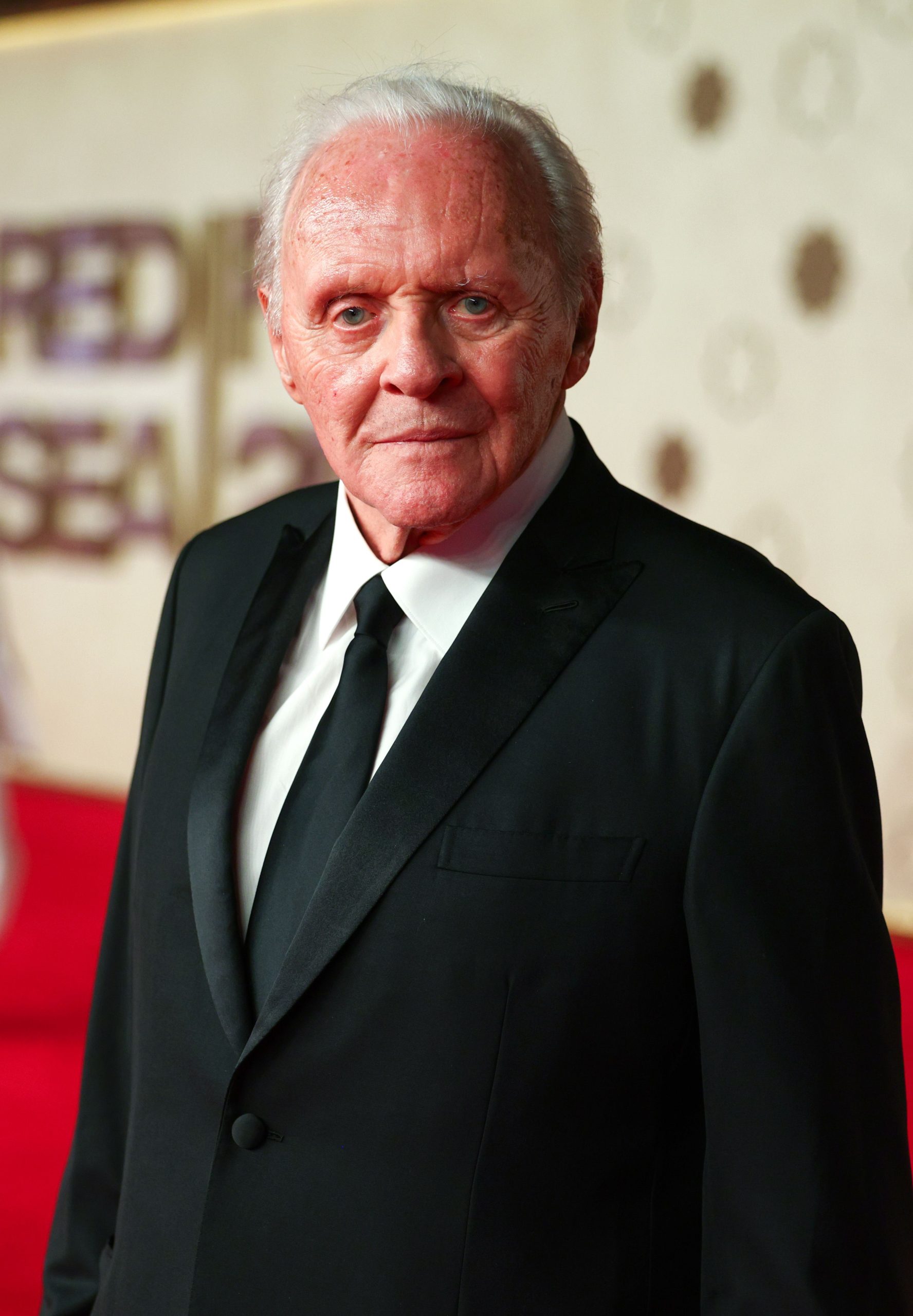 ​Anthony Hopkins celebra 50 años sobrio: “Pensé que sólo me divertía, pero se llamaba alcoholismo, así que busqué ayuda y lo dejé” 