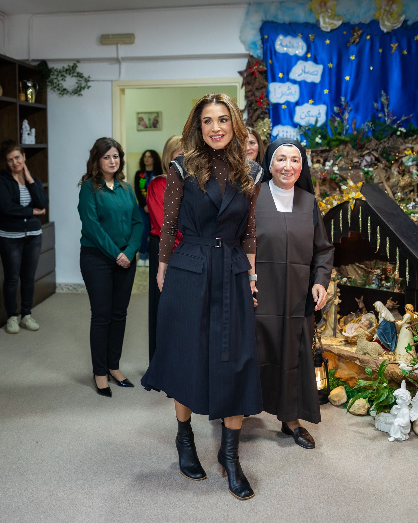 Botas de punta cuadrada, jersey con cristales y manicura en azul: Rania de Jordania y su más difícil todavía