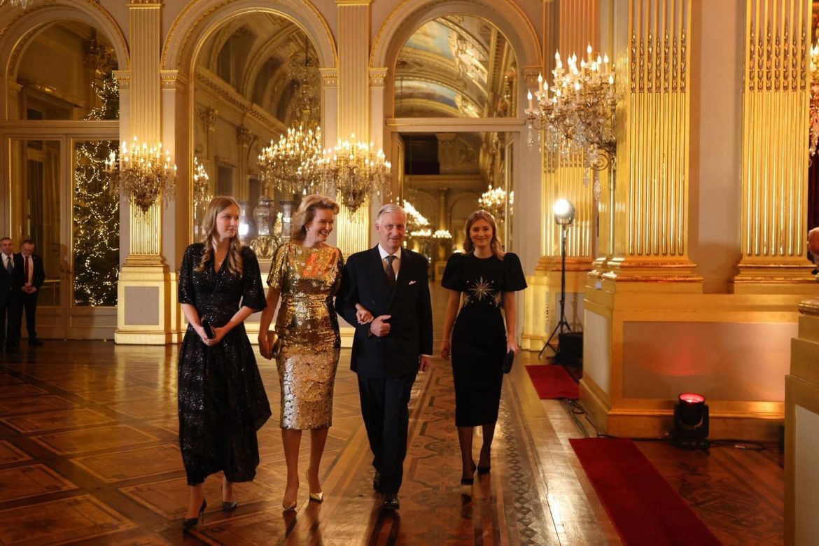 ​Del vestido festivo de Mary de Dinamarca al vestido con estrellas y hombros marcados de Elisabeth de Bélgica: la navidad se apodera de las casas reales 