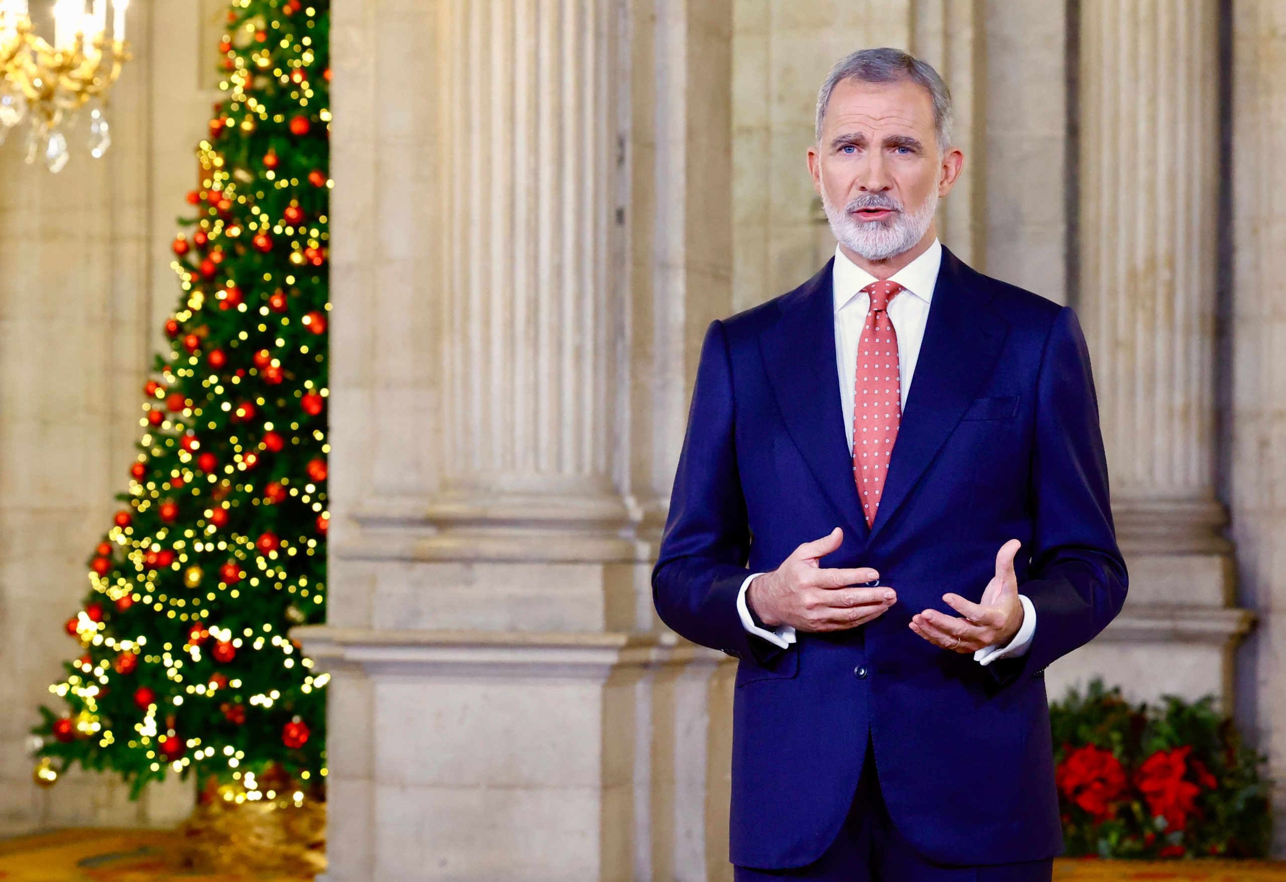 ​"Somos un gran país": el mensaje navideño de Felipe VI, de pie por primera vez y en un escenario lleno de carga simbólica que une la modernidad televisiva con la majestuosidad del pasado 
