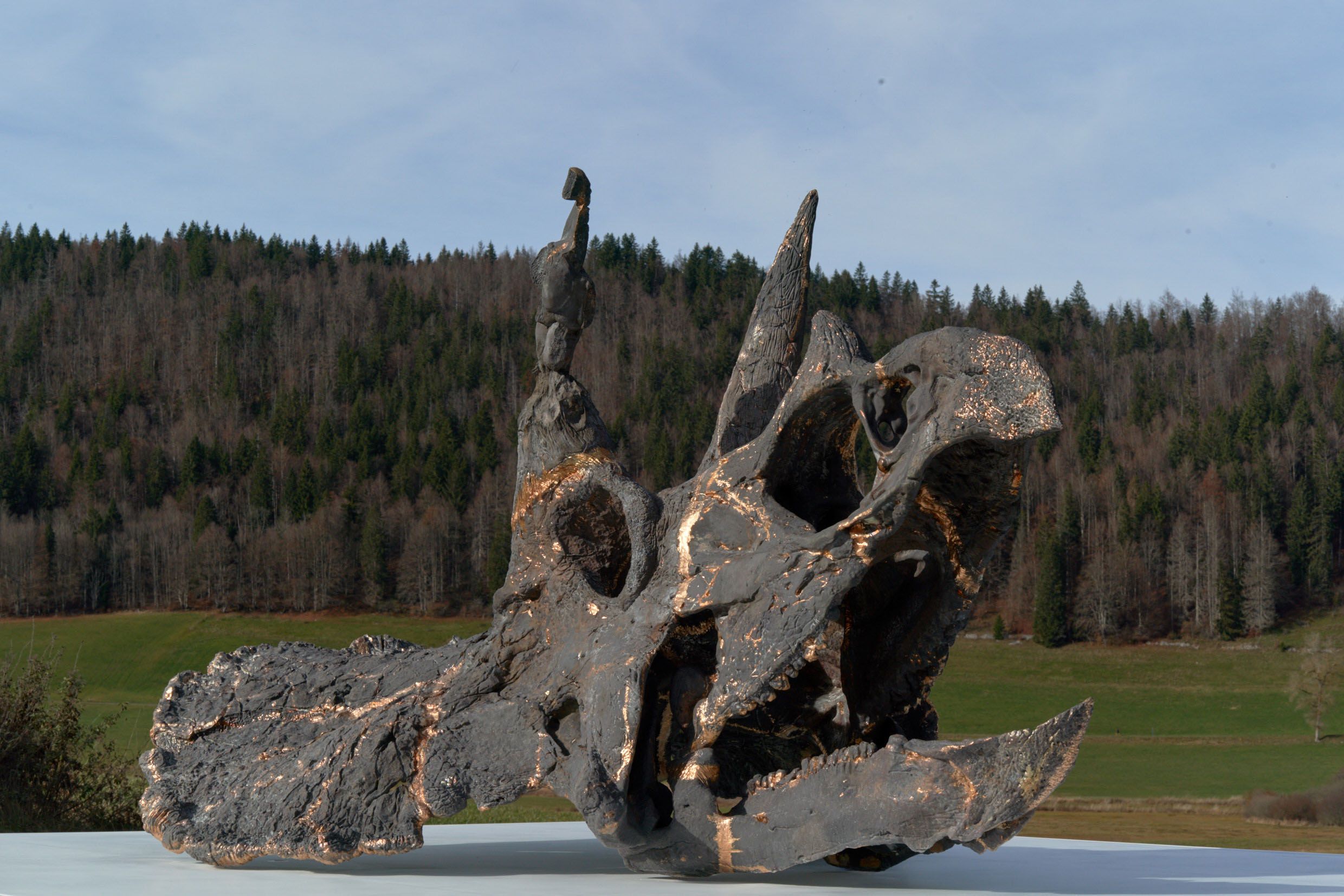 ​Un triceratops bajo la sombra de las montañas del Jura: así es la nueva obra de Adrián Villar Rojas auspiciada por Audemars Piguet Contemporary 