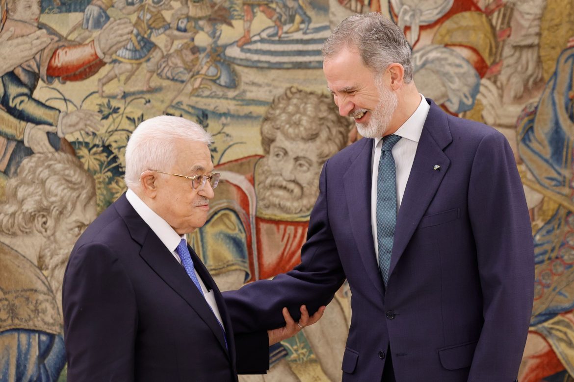 ​Felipe VI recibe a Mahmoud Abbas en la Zarzuela en un momento en el que el presidente de Palestina busca un mayor apoyo diplomático 