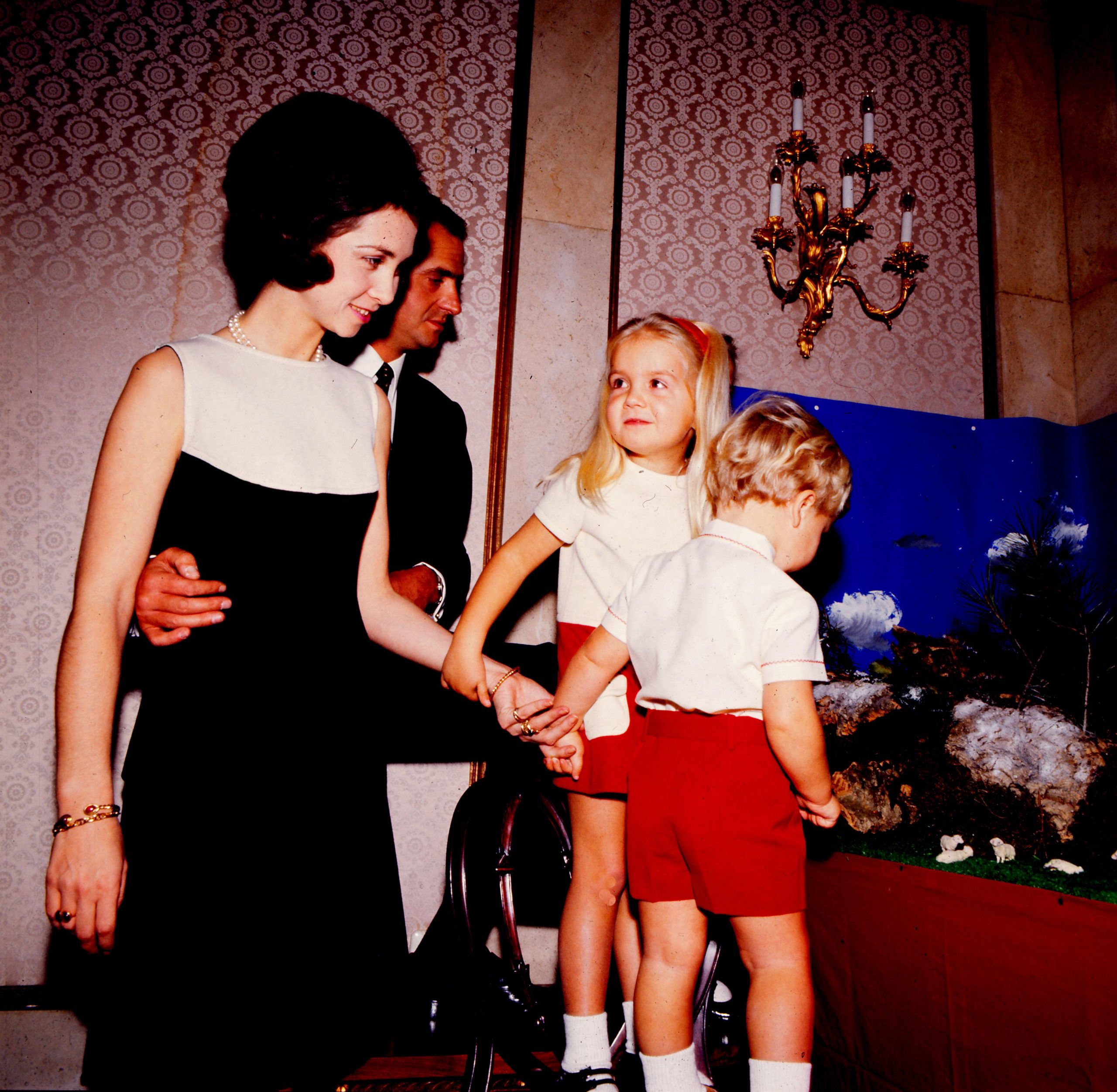 ​Cuando la reina Sofía también salía en la tele por Nochebuena: así fue el mensaje navideño con el que el rey Juan Carlos empezó una de las tradiciones de la Familia Real hace 50 años 