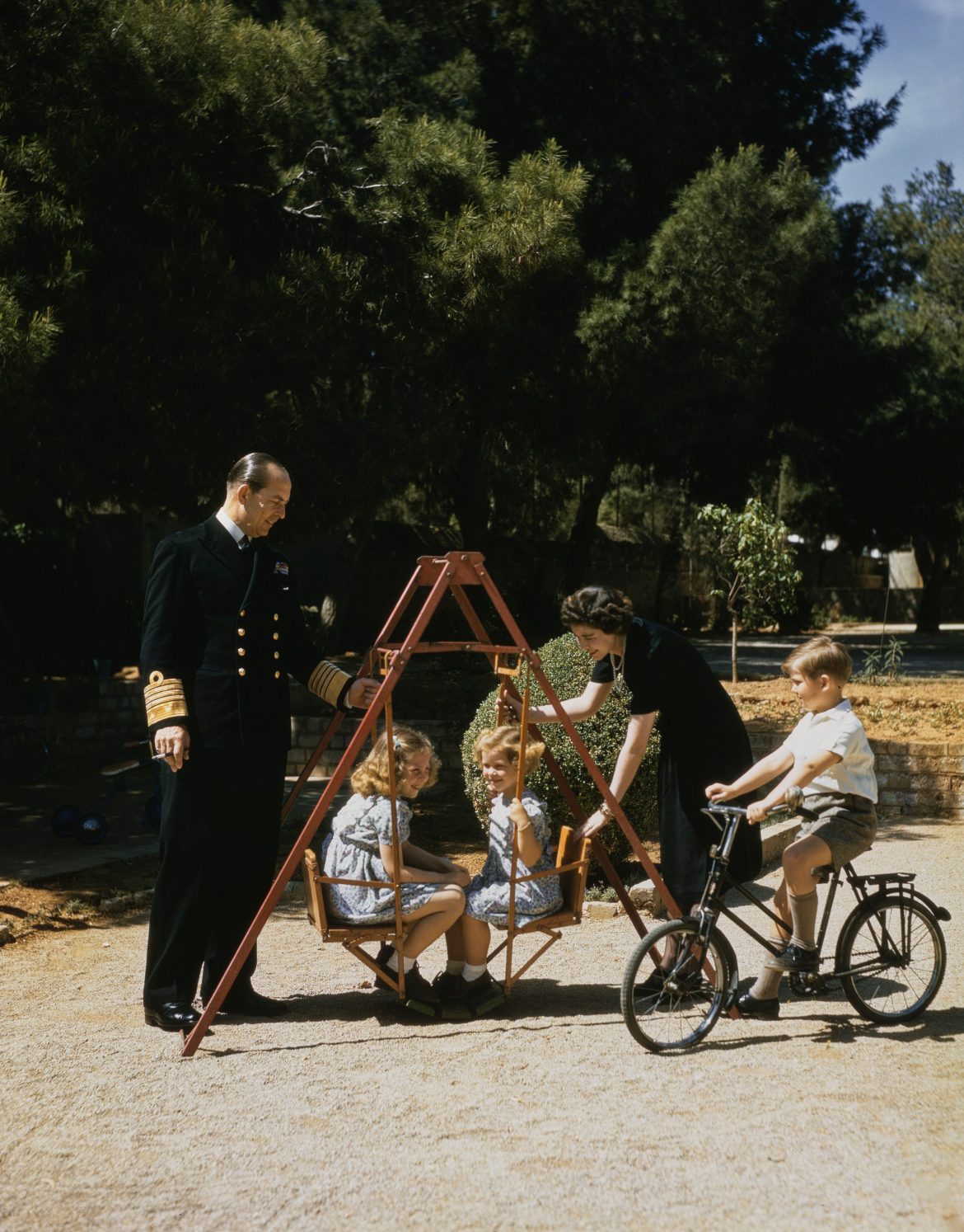 ​La reina Sofía, su exilio africano, y los años de juegos, historias de tigres y partes de guerra en los que se hizo inseparable de Tatiana Radziwill 