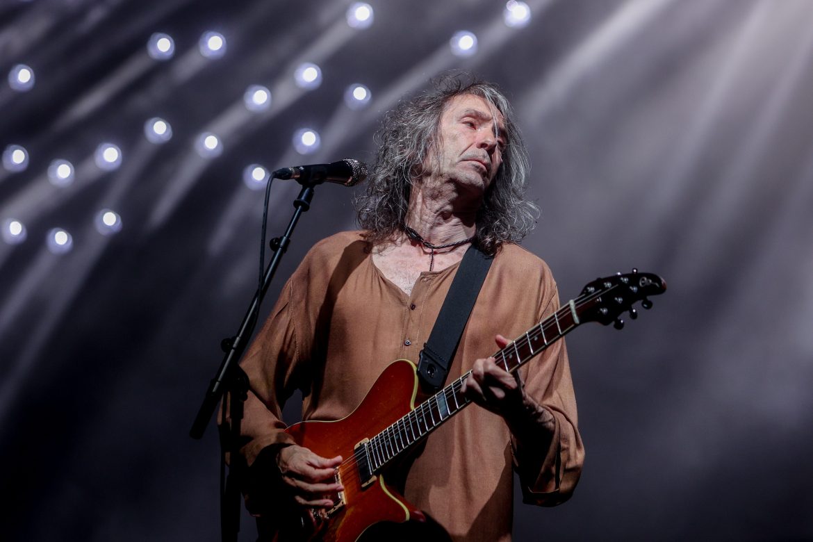 ​Adiós a Robe Iniesta: su amor por Bibi Vázquez (la musa de sus canciones de amor), un hijo batería y la amistad de Leiva (con quien lanzó su último tema Caída Libre) 