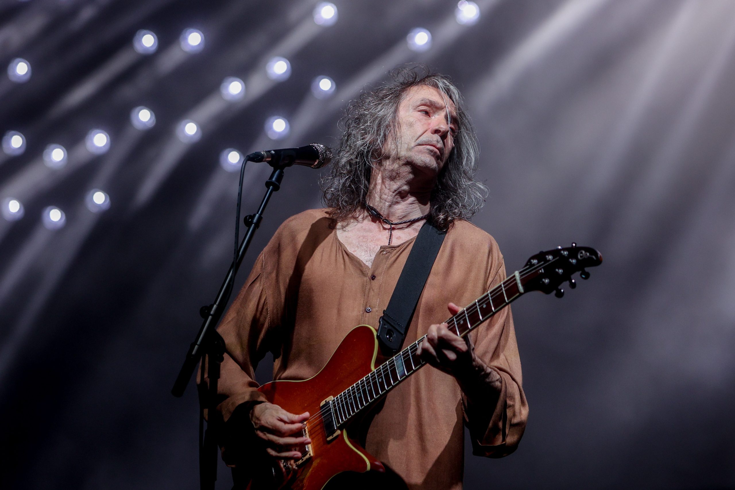 ​Adiós a Robe Iniesta: su amor por Bibi Vázquez (la musa de sus canciones de amor), un hijo batería y la amistad de Leiva (con quien lanzó su último tema Caída Libre) 