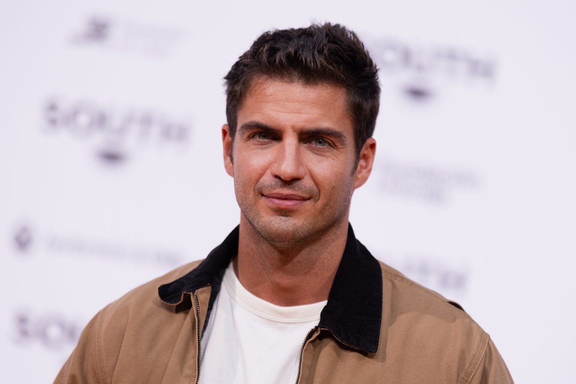 ​Maxi Iglesias y sus pasiones más allá de la actuación: puede pilotar aviones, es patrón de barco y lleva montando en moto desde que empezó a andar 