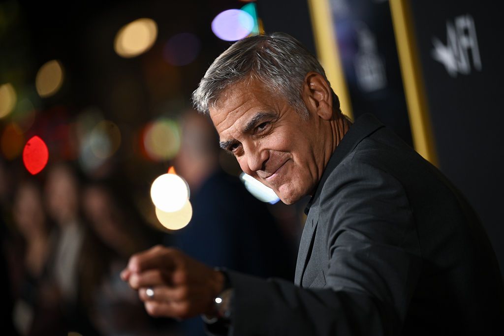 ​George Clooney, Penn Badgley y la crisis de los besos 