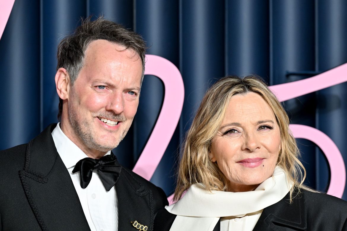 ​Kim Cattrall se ha casado (y hay mucho de Carrie Bradshaw en su vestido de novia) 