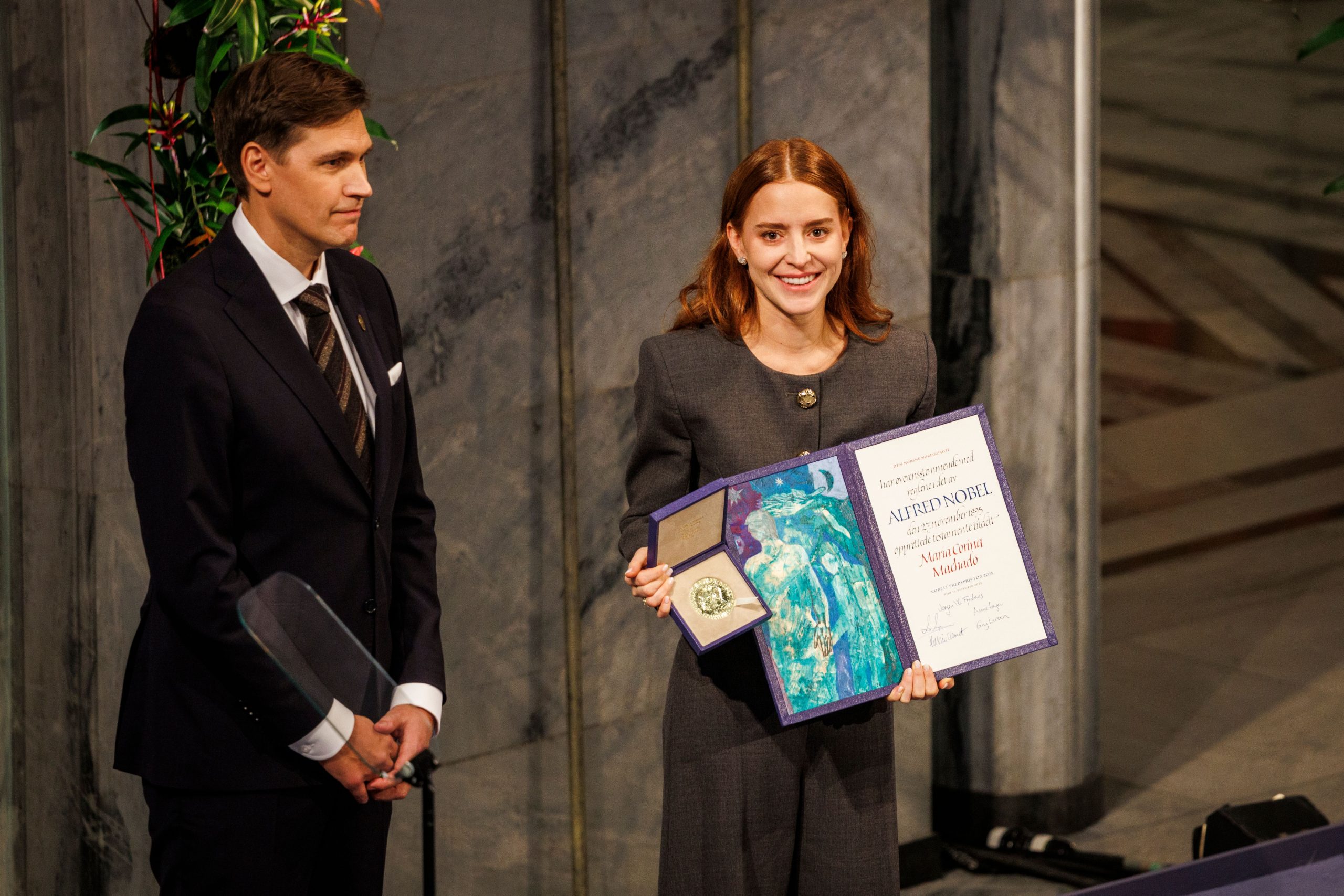 "Aunque ella no ha podido estar aquí, mi madre nunca incumple una promesa": Ana Corina Sosa Machado recoge el Nobel de la Paz en nombre de su madre ante la familia real noruega
