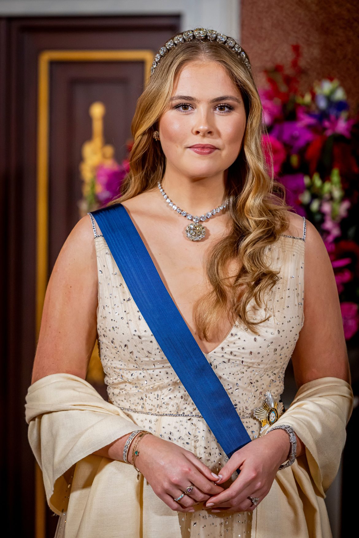 ​Amalia de Holanda impresiona entre diamantes: debuta con el bandeau favorito de Máxima y suspende la gran piedra del devant de corsage de la reina Emma de un collar 