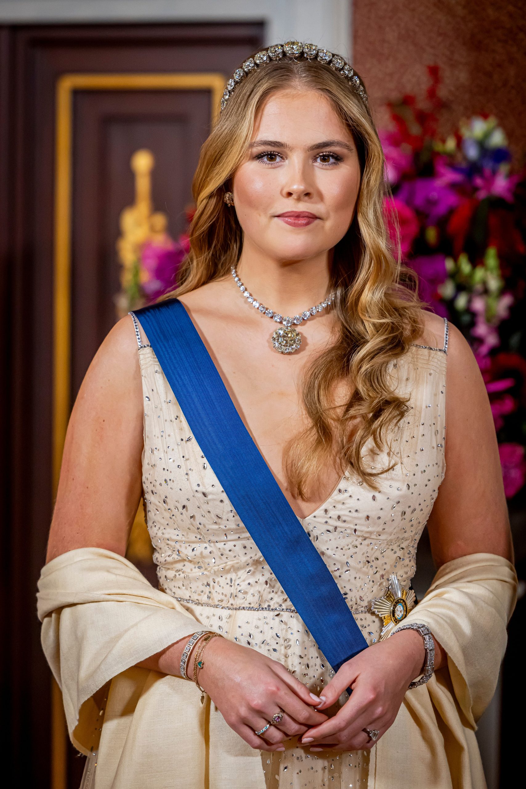 Amalia de Holanda impresiona entre diamantes: debuta con el bandeau favorito de Máxima y suspende la gran piedra del devant de corsage de la reina Emma de un collar