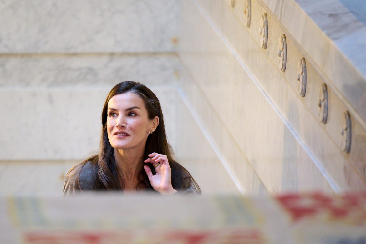 ​La reina Letizia usa los zapatos que simulan caminar descalzo (pero no son para todo el mundo) 