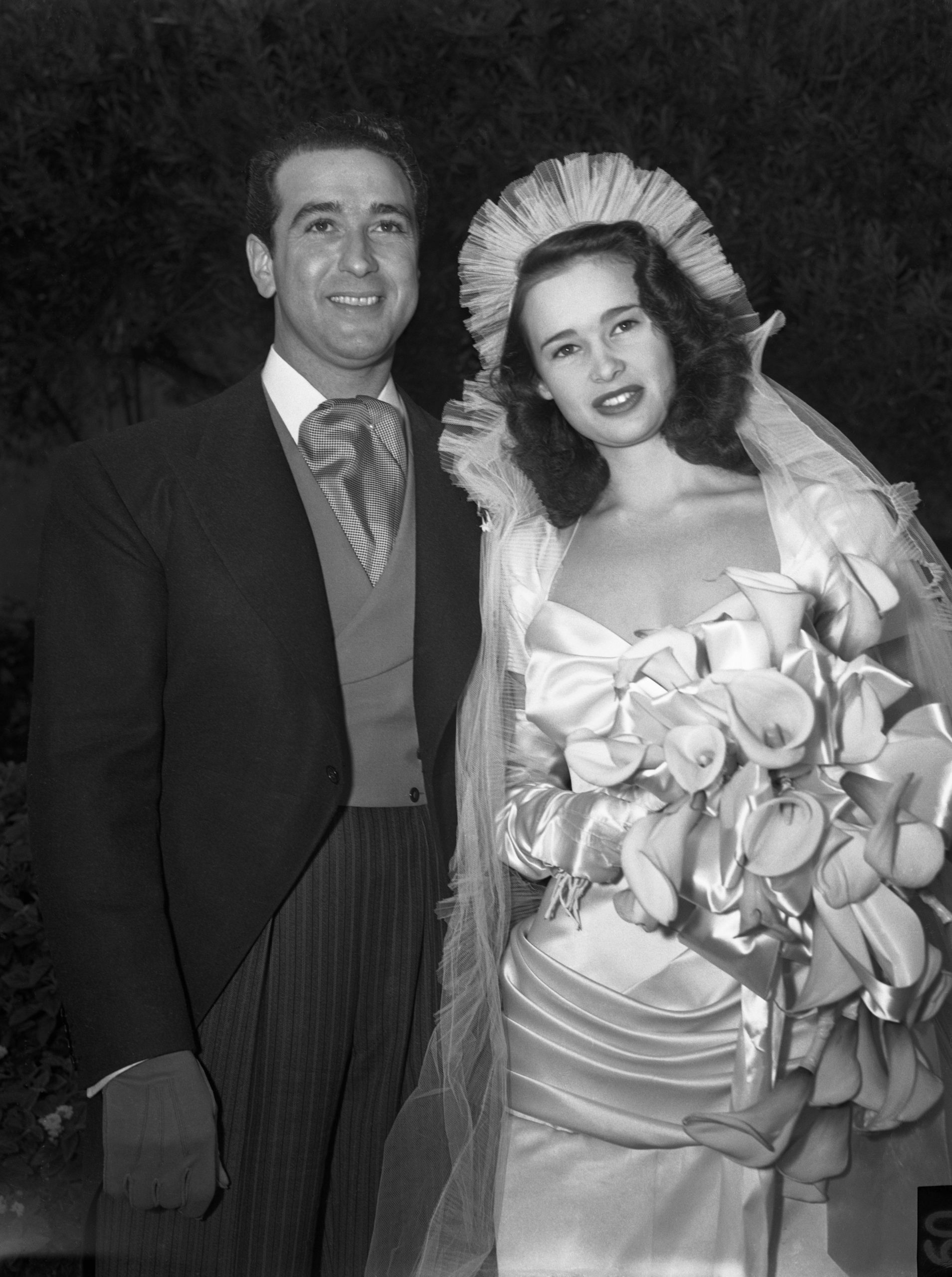 ​Gloria Vanderbilt y Pat DiCicco: la primera boda de la aristócrata a los 17 años con 40 invitados y un vestido con cola de nueve metros 