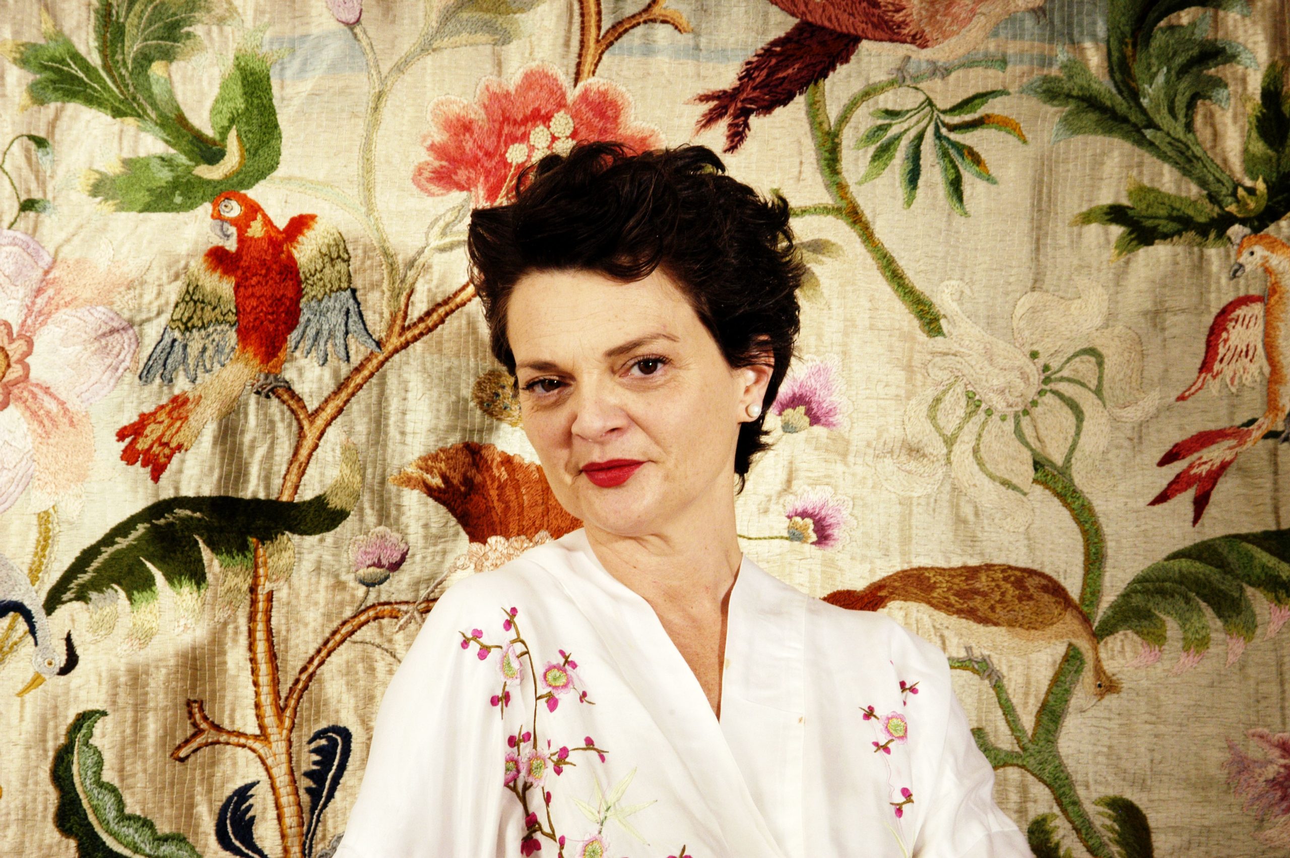 Lulu Guinness, reina de la excentricidad, se casa a los 65 años con un vestido de novia nada convencional