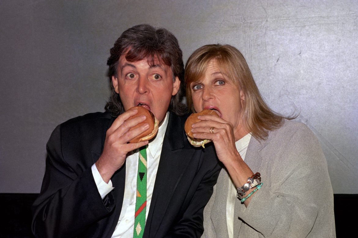 ​Paul McCartney, en campaña contra el veto europeo a las hamburguesas vegetarianas de Linda 