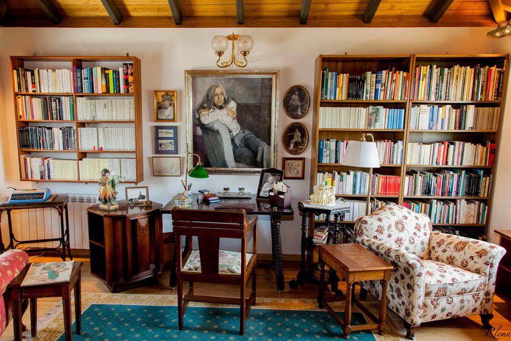 ​Por los 100 años de Carmen Martín Gaite, entramos en la casa familiar en El Boalo: “Hay fotos que no se han visto nunca, cuadros y objetos, está la biblioteca… La gente suele sorprenderse de que esté tan llena de cosas” 