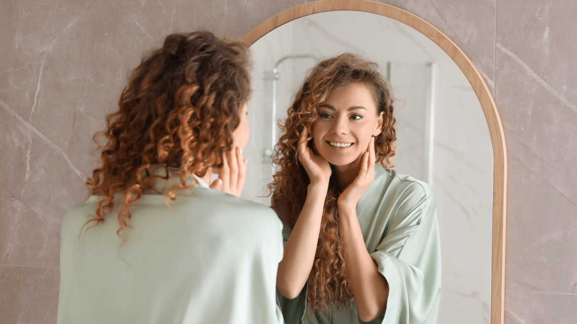 “Hoy va a ser un buen día”: esto ocurre cuando te motivas frente al espejo