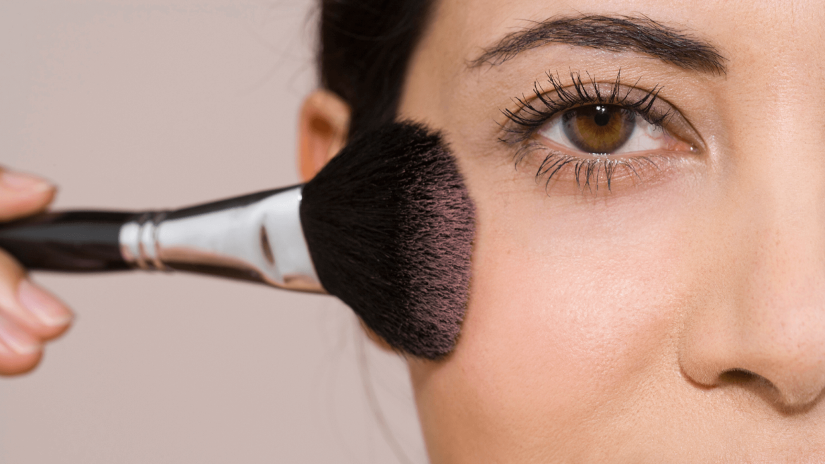 Cómo aplicar el rubor para lograr un efecto lifting