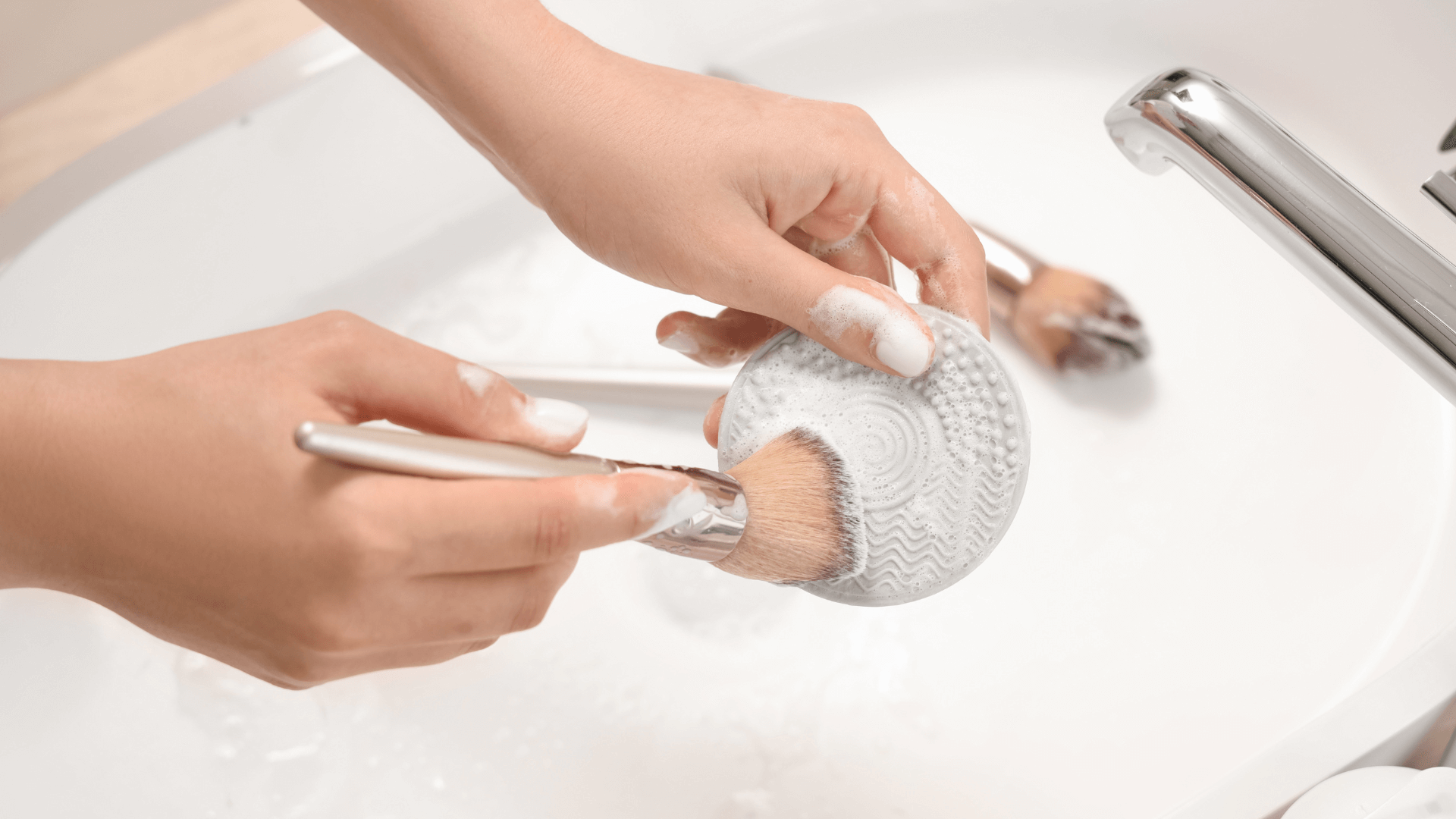 ¿Cada cuánto lavas tus brochas de maquillaje? Así debes hacerlo cada semana para evitar el acné